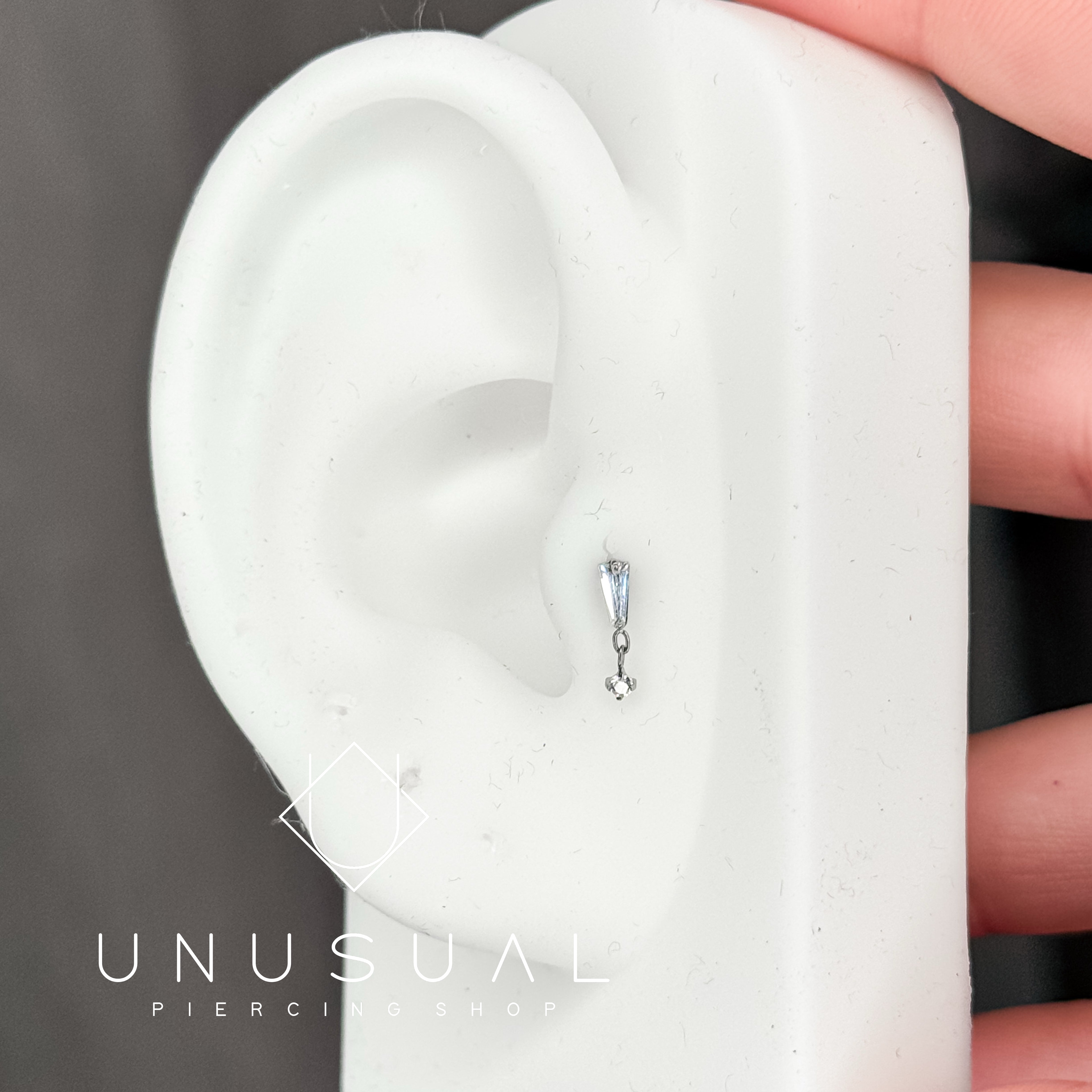 Dangling Baguette | Piercing Titanio